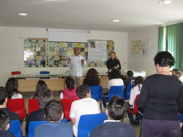 Siamo attivi su tutto il territorio nazionale e regionale , crediamo, come previsto e riconosciuto dalle leggi nazionali¹, che sia necessario ricorrere con costanza e capillarità, alla promozione di percorsi educativi del rispetto di tutti i viventi, sopratutto nell’ambito formativo e  culturale. Gli episodi di violenza nei confronti degli animali sono un fenomeno preoccupante e da tenere sotto controllo. Moltissimi studi hanno evidenziato lo stretto legame che intercorre tra crudeltà sugli animali e casi di violenza familiare o omicidi. La cultura animalista legata in maniera indissolubile all’antropologia, alla medicina, alla storia, alla letteratura, alla scienza, non può più essere relegata e sminuita come sentimento di pietismo per gli animali sofferenti
Abbiamo deciso di creare una piccola guida rivolta ai bambini che riportasse quelli che sono le normali  abitudini acquisite dell’uomo, ma che diventano spesso inconsapevolmente strumento di sofferenza per gli animali.